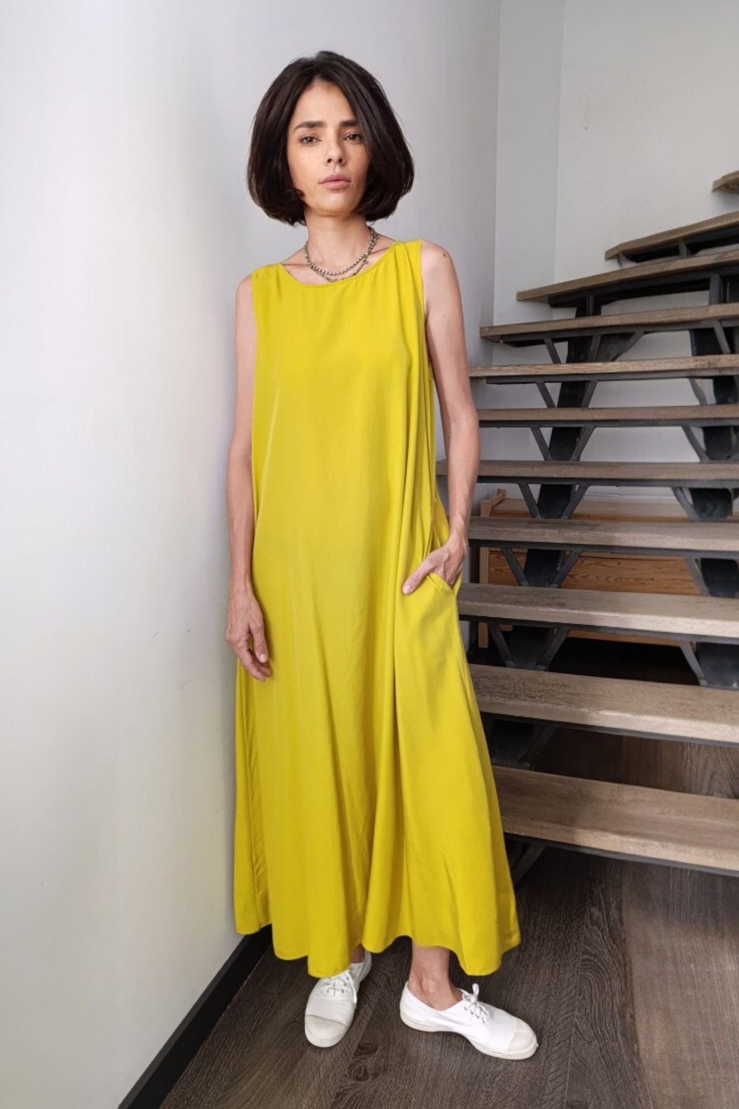 Rochie lungă galbenă fără mâneci, cu croială lejeră și buzunare laterale