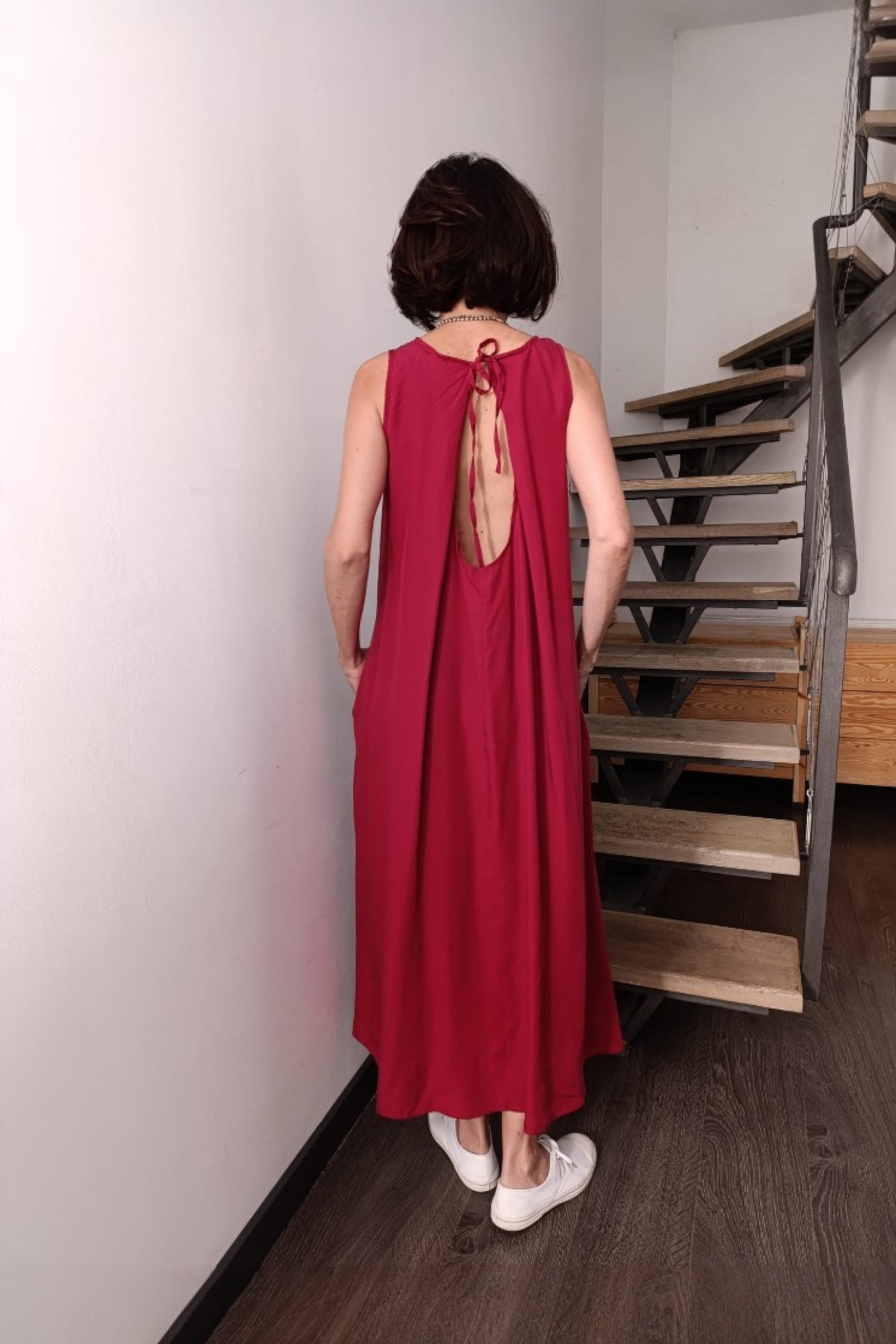 Rochie lungă rosu inchis cu spatele decupat și legată cu fundă