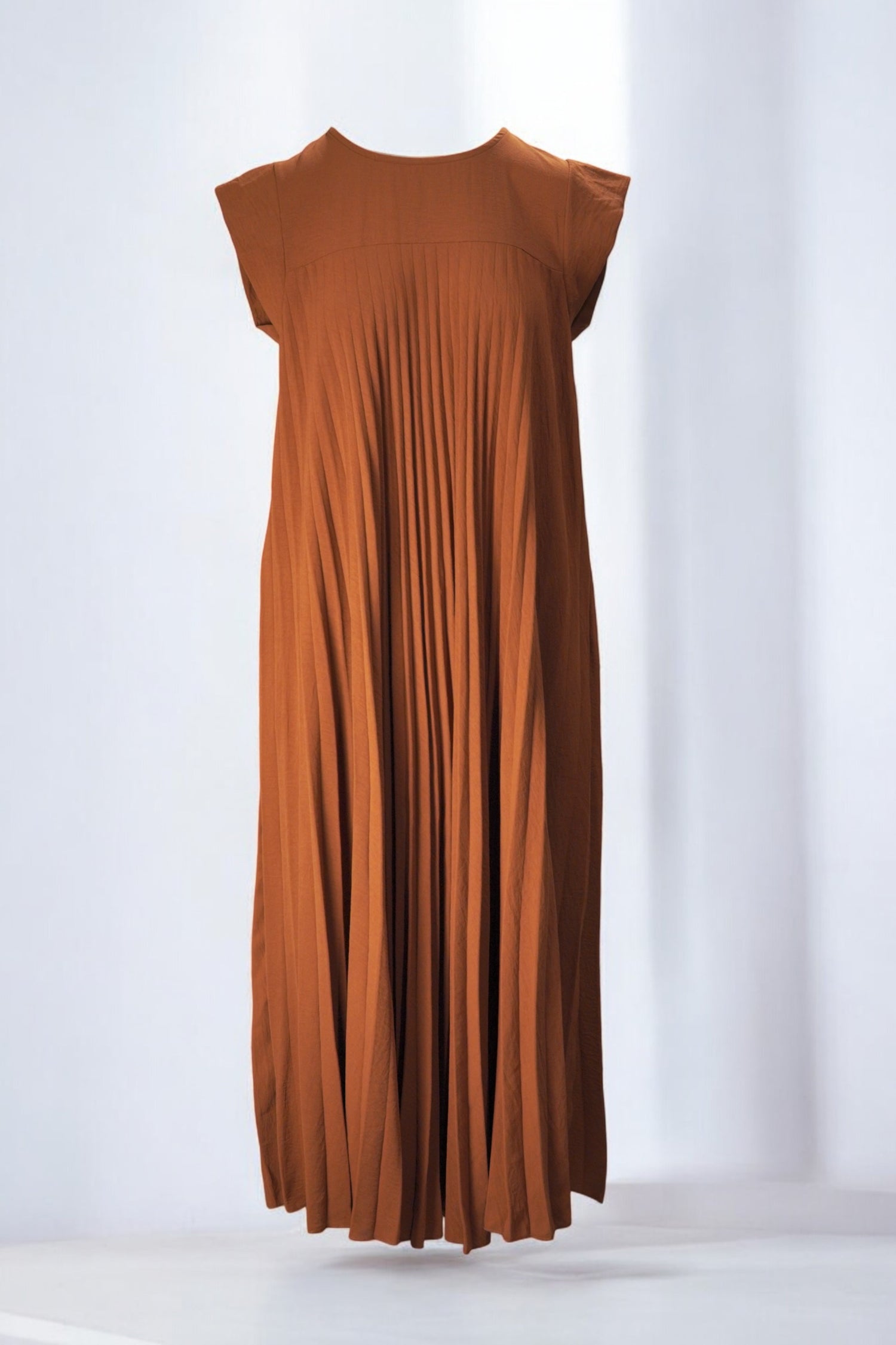 Rochie lungă maro, cu design minimalist și pliseuri ample, o piesă versatilă pentru orice sezon.