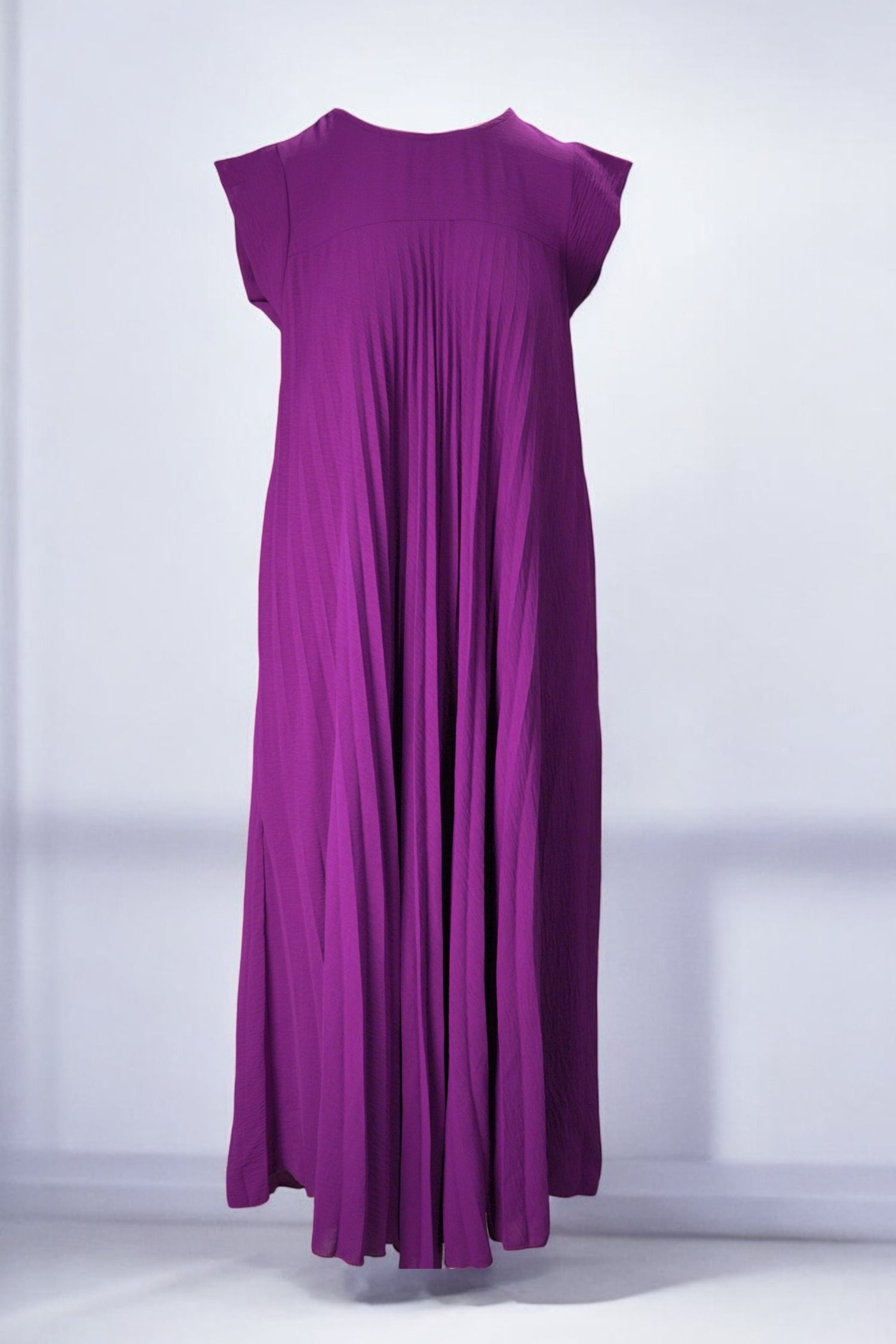 Rochie lungă mov, cu pliseuri fine și design amplu, perfectă pentru un look sofisticat și confortabil.
