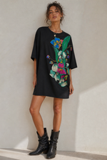 Rochie tip tricou neagră cu imprimeu floral colorat, mâneci scurte și croială lejeră — All Above Boutique.