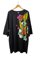 Rochie lungă neagră cu imprimeu de orhidee colorate, croială oversized și material fluid.