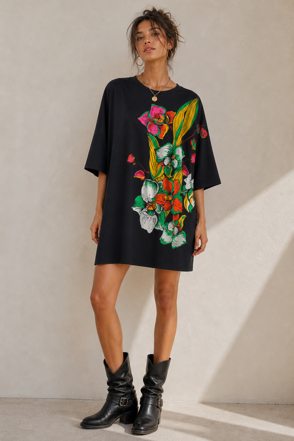 Rochie tip tricou neagră cu imprimeu de orhidee colorate, croială oversized și material fluid — All Above Boutique.