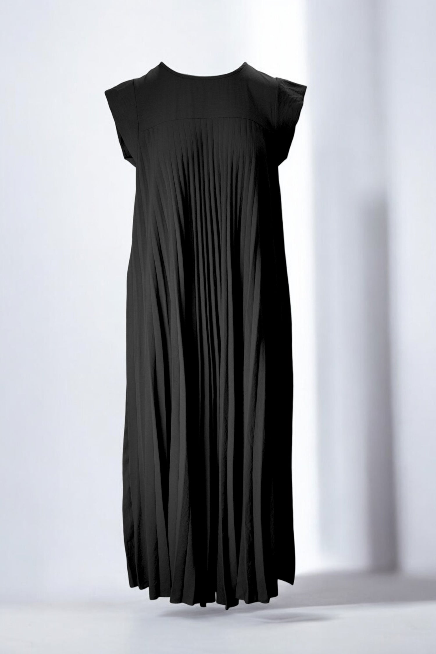 Rochie lungă neagră, cu croială lejeră și pliseuri fluide, perfectă pentru zile călduroase și stil boem.