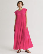 Rochie lungă plisată roz, cu mâneci scurte și cădere fluidă — All Above Boutique.