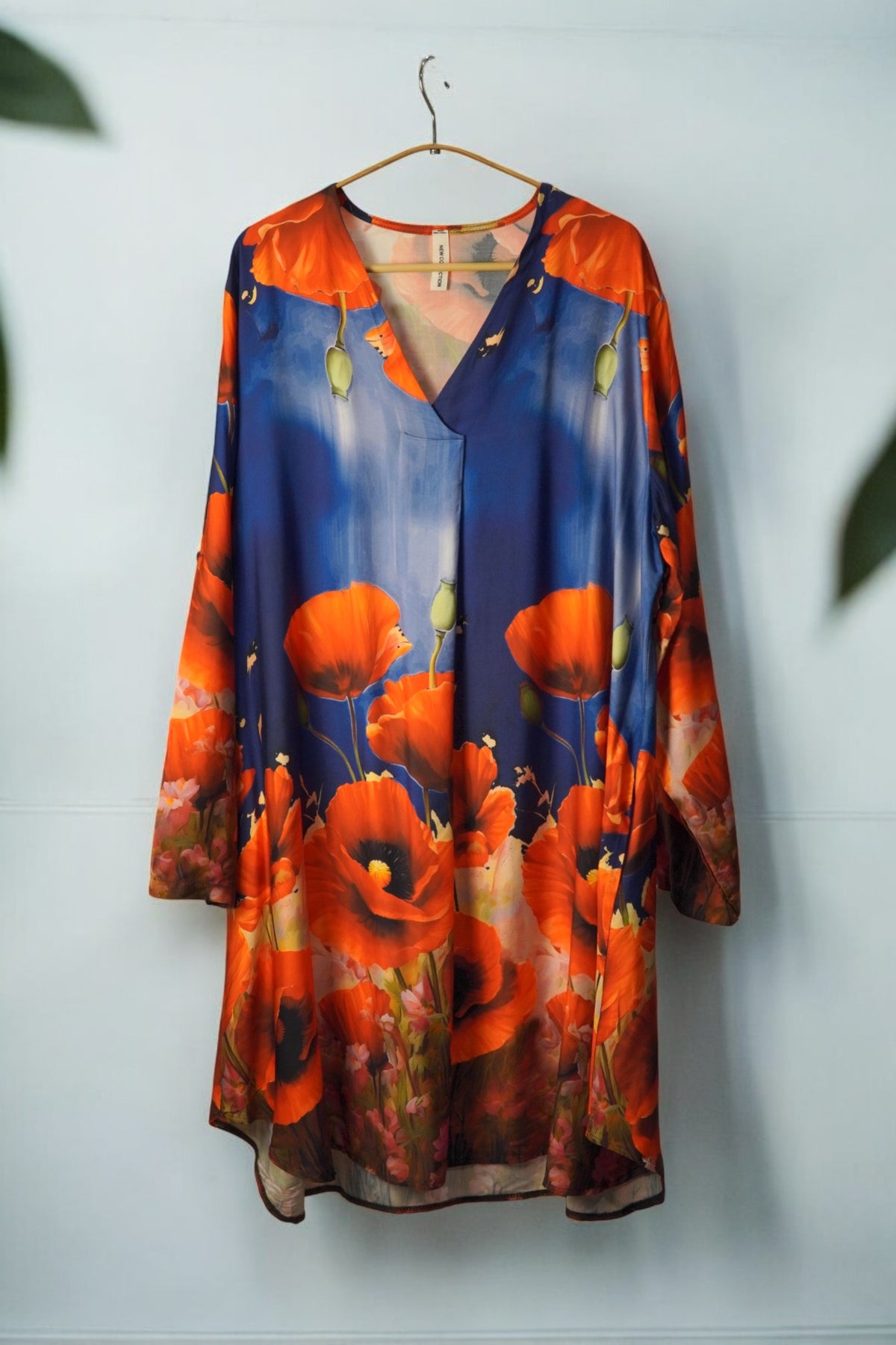 Rochie lungă elegantă, din material satinat bleumarin, cu imprimeu floral de maci roșii.