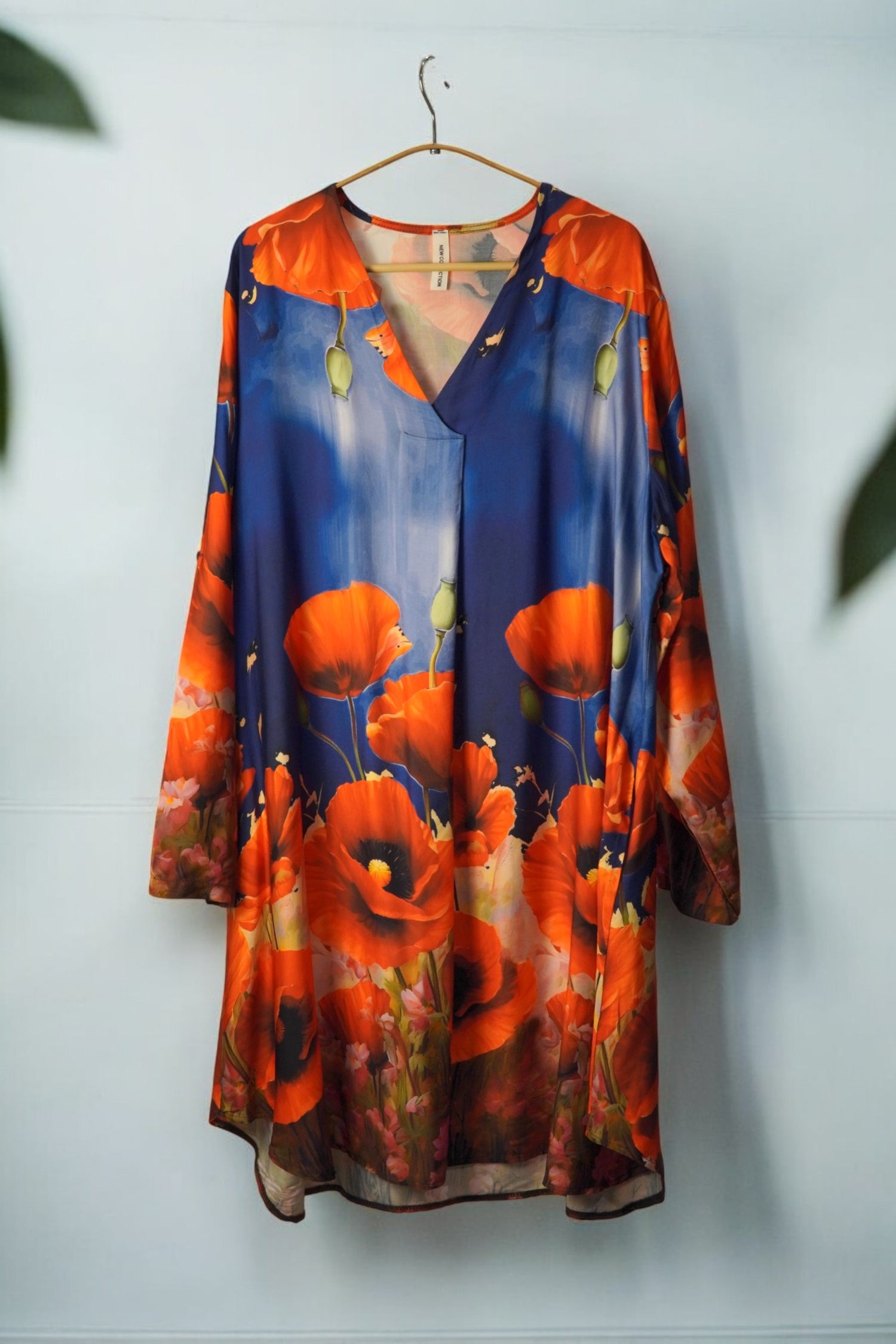 Rochie lungă elegantă, din material satinat bleumarin, cu imprimeu floral de maci roșii.