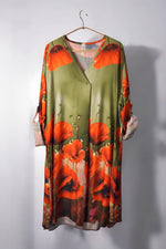 Rochie lungă satinat-khaki, decorată cu maci roșii, decolteu în V și mâneci ajustabile.
