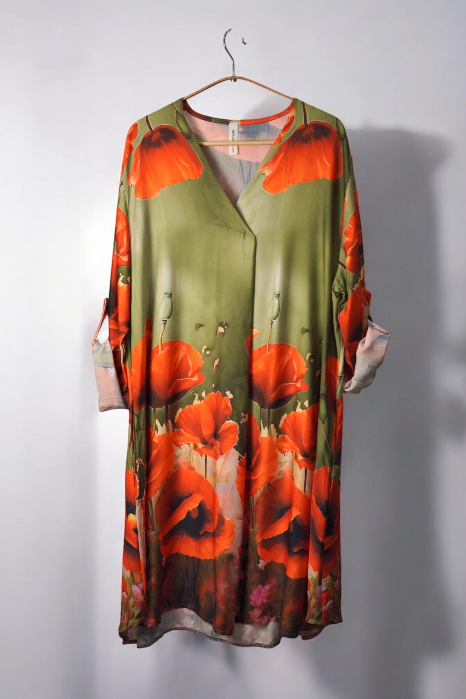Rochie lungă satinat-khaki, decorată cu maci roșii, decolteu în V și mâneci ajustabile.
