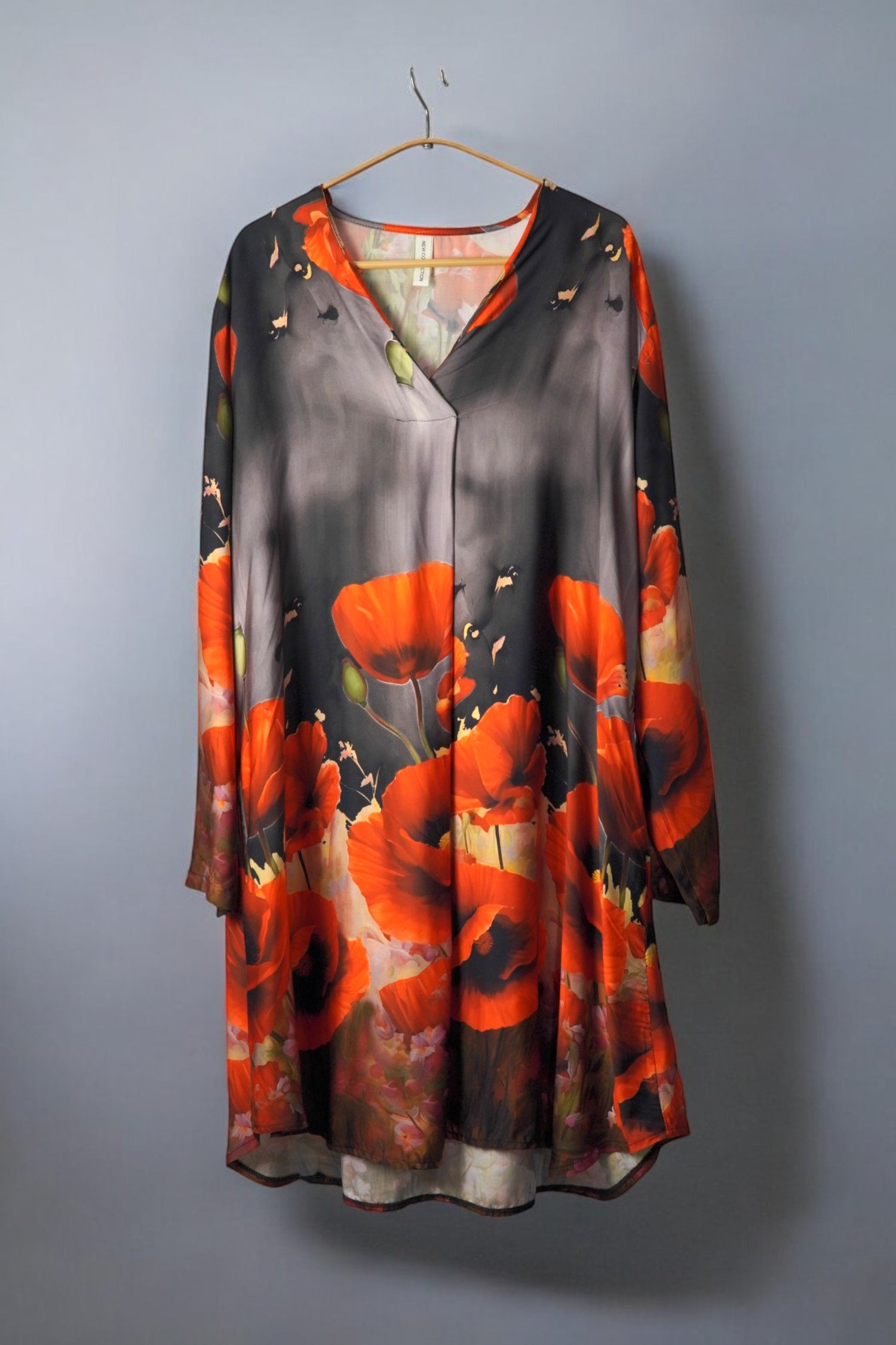  Rochie lungă satinat-neagră, cu imprimeu vibrant de maci roșii și mâneci lungi evazate.