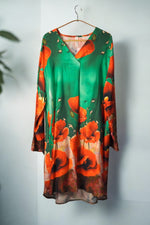Rochie lungă satinat-verde, cu imprimeu floral spectaculos de maci și croială lejeră.