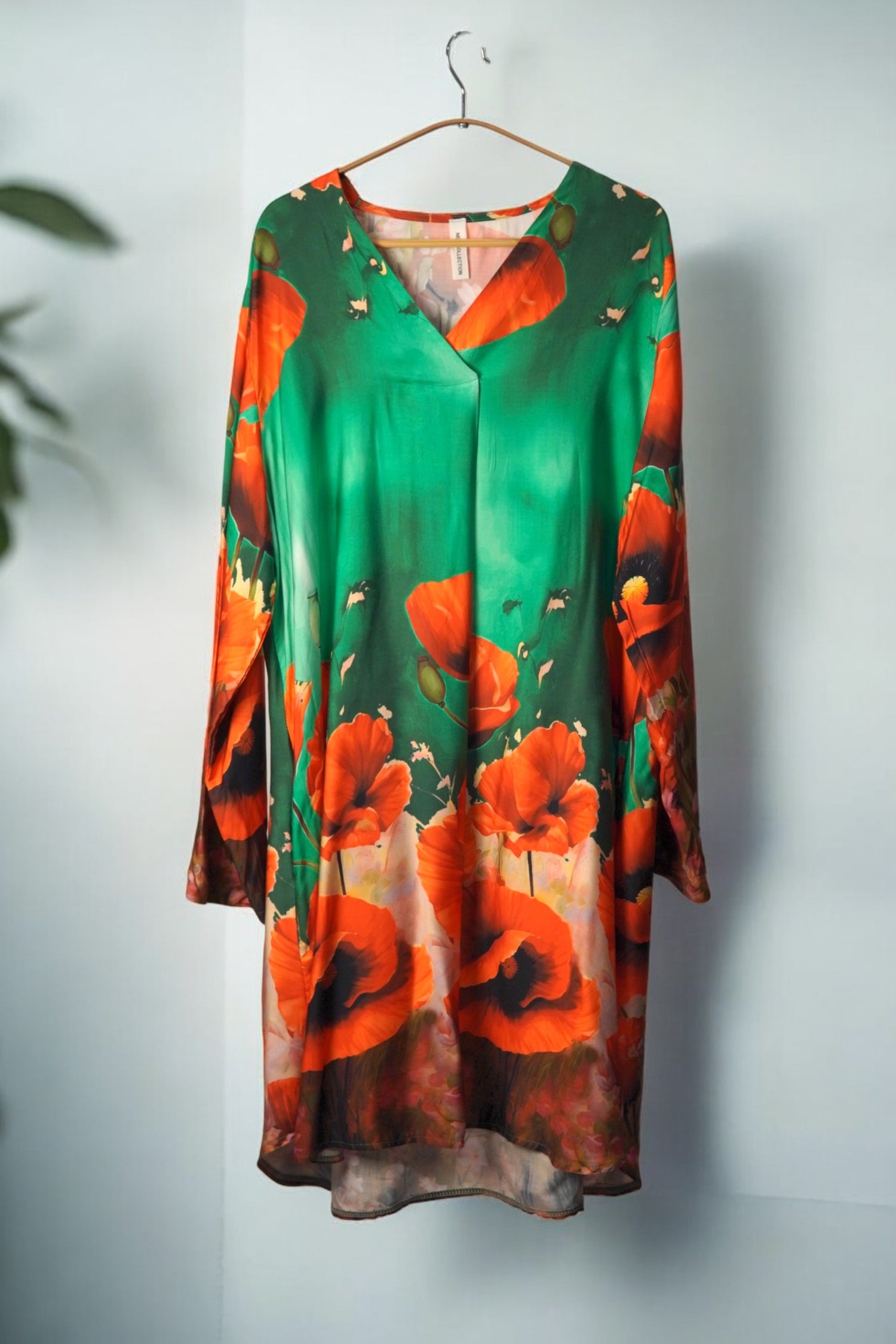 Rochie lungă satinat-verde, cu imprimeu floral spectaculos de maci și croială lejeră.