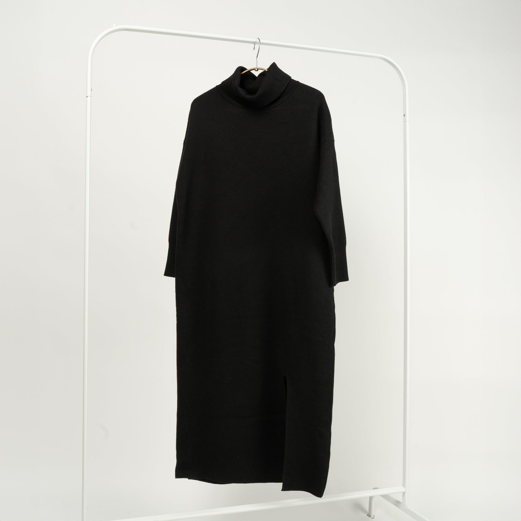 Rochie lungă neagră din tricot elastic cu guler înalt și deschidere laterală
