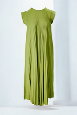 Rochie lungă plisată verde lime, cu croială lejeră și pliuri fine — All Above Boutique.