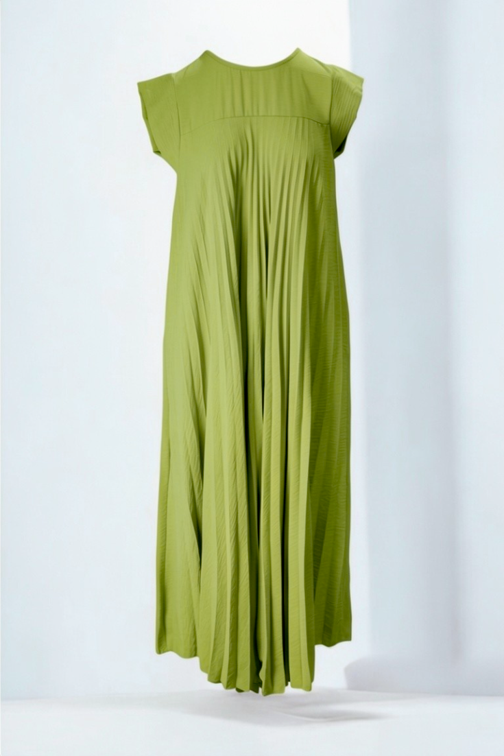 Rochie lungă plisată verde lime, cu croială lejeră și pliuri fine — All Above Boutique.