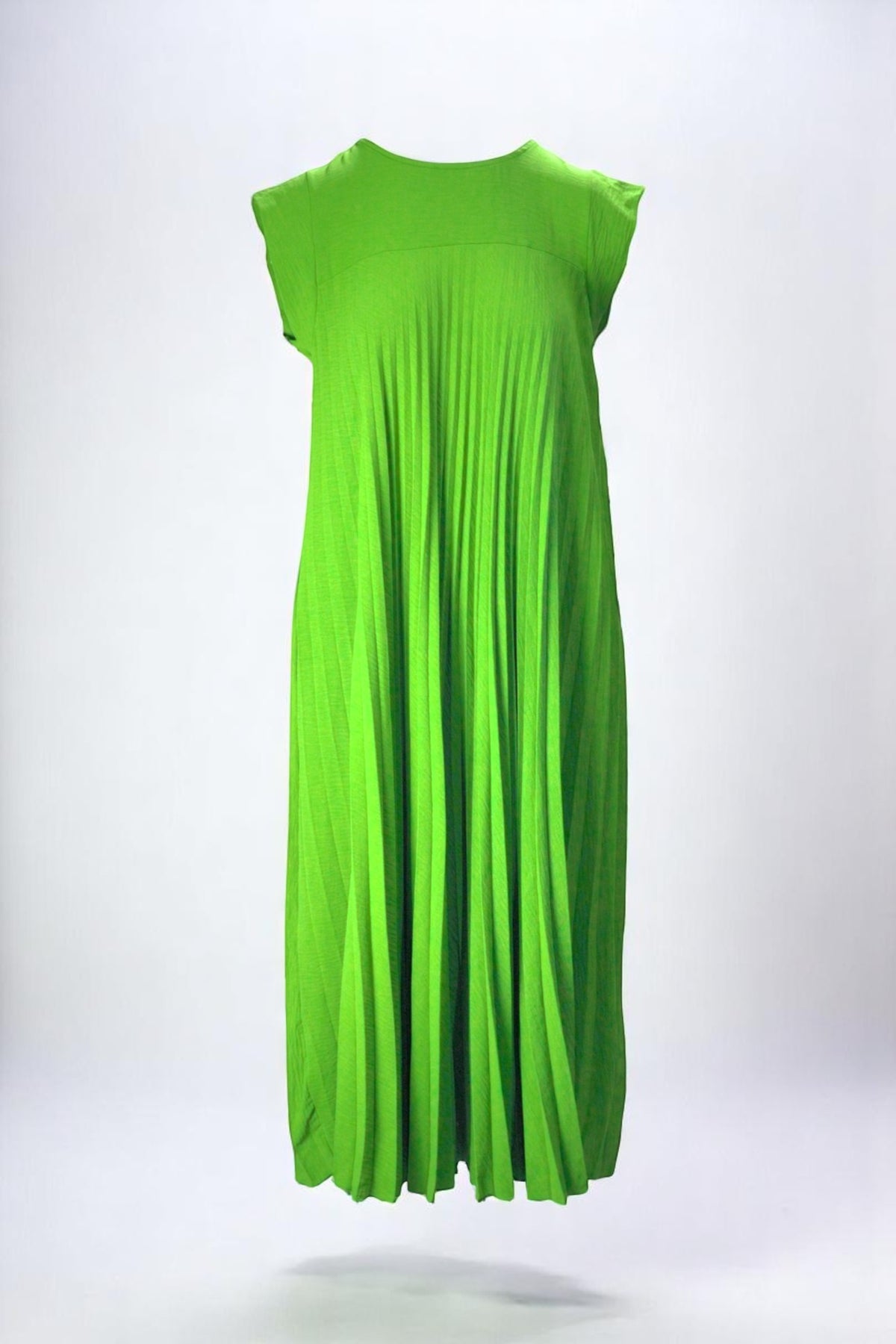 Rochie lungă verde intens, cu croială evazată și pliseuri fine, ideală pentru un look feminin și sofisticat.