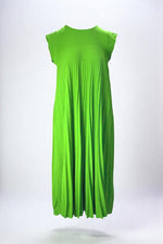 Rochie lungă verde intens, cu croială evazată și pliseuri fine, ideală pentru un look feminin și sofisticat.
