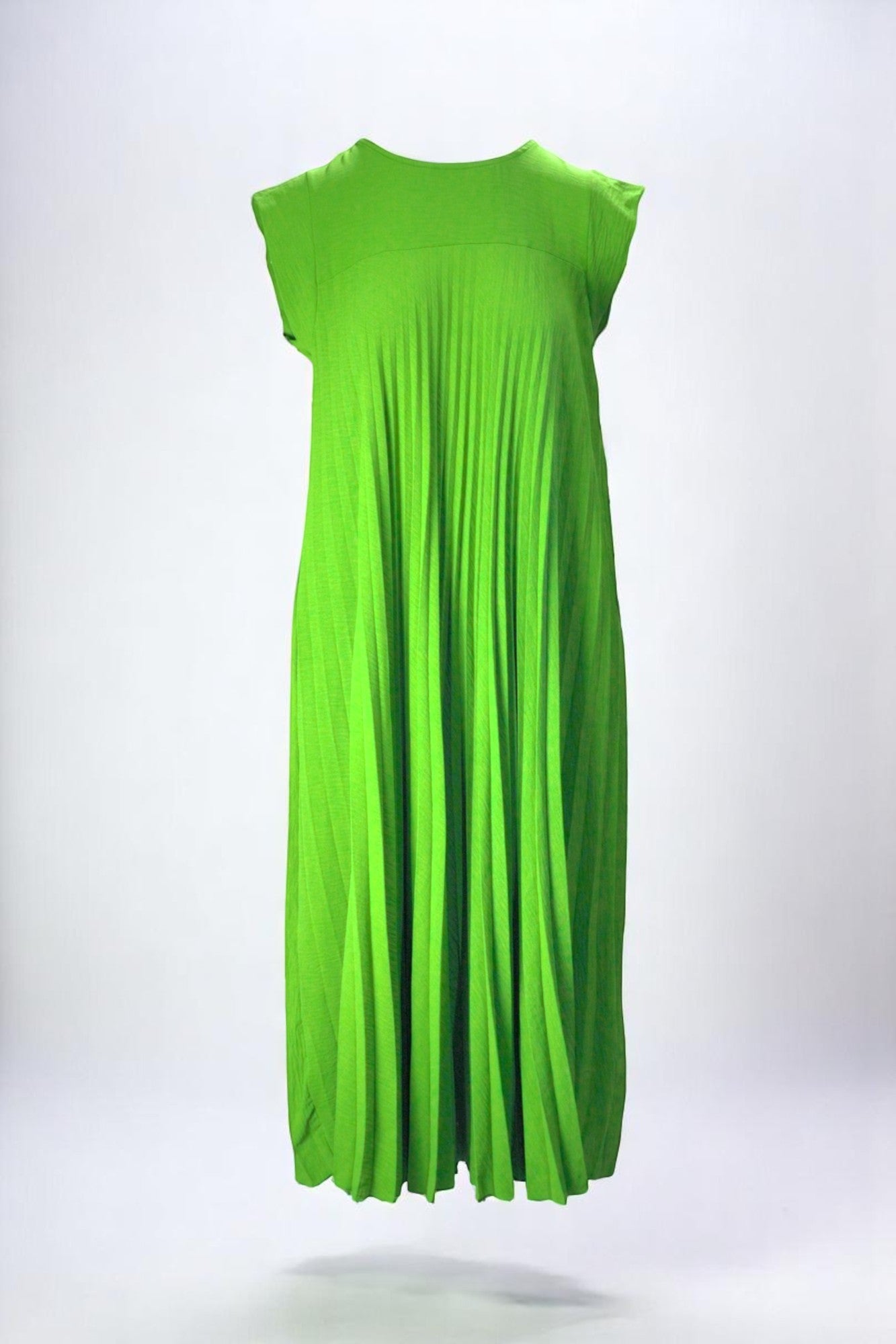 Rochie lungă verde intens, cu croială evazată și pliseuri fine, ideală pentru un look feminin și sofisticat.