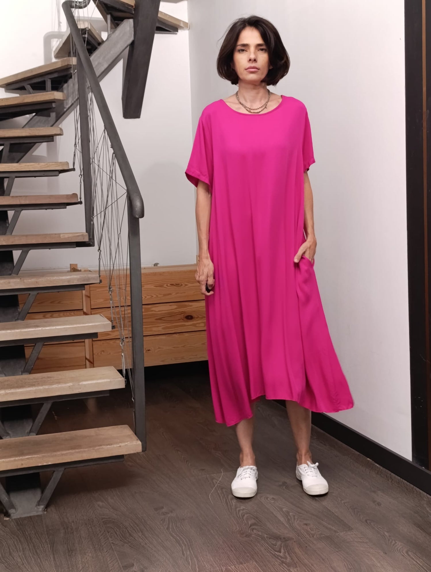  Rochie lungă fucsia, lejeră, din viscoză, cu mâneci scurte și buzunare laterale