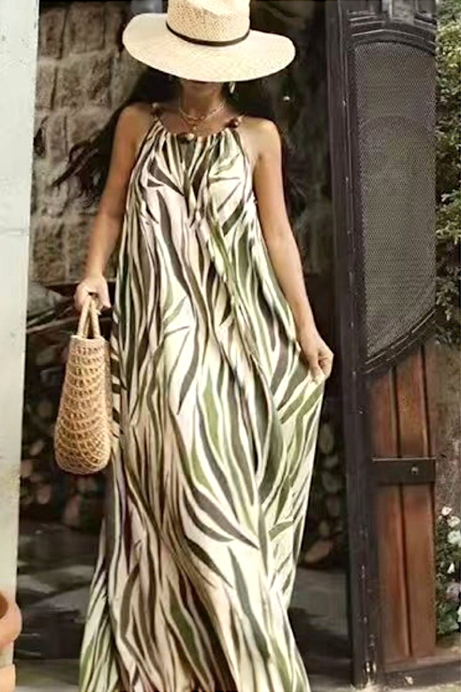 Rochie lungă vaporoasă cu imprimeu tropical verde, purtată cu pălărie de paie