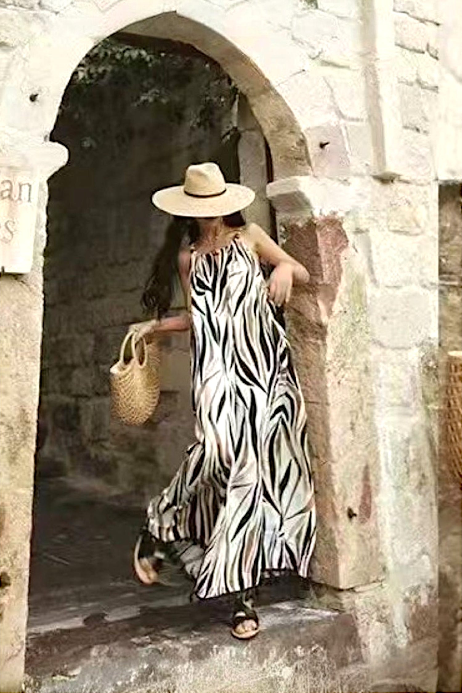 Rochie lejeră cu imprimeu natural și mișcare fluidă, ideală pentru vară