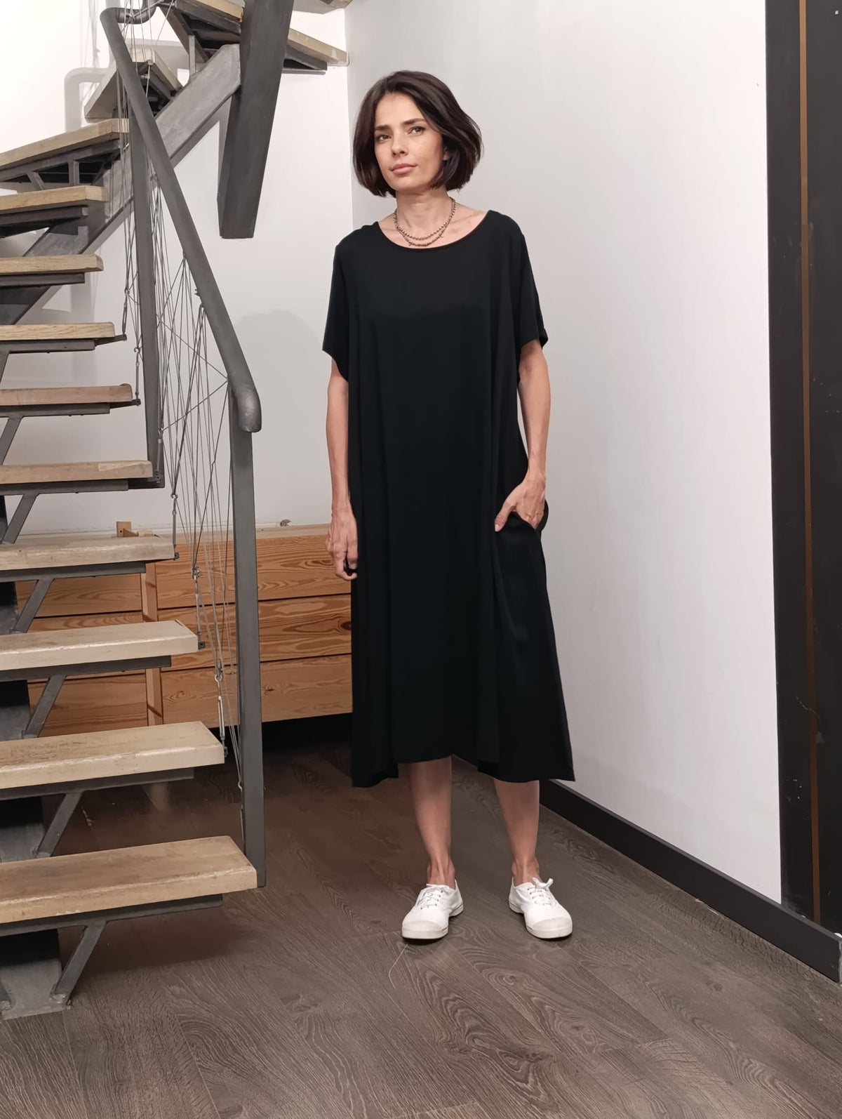 Rochie lungă neagră din viscoză, cu mâneci scurte și decolteu rotund, croială lejeră