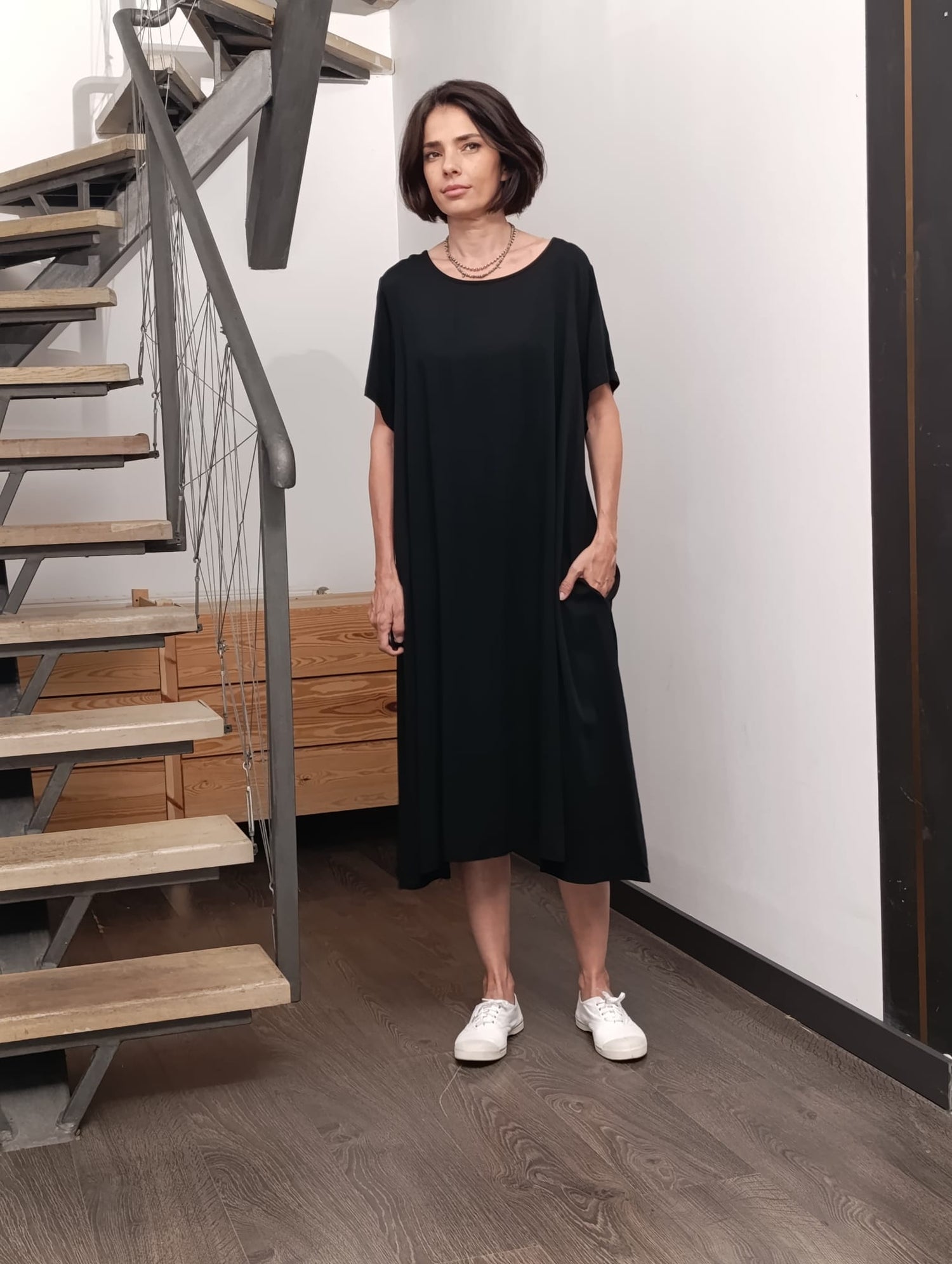 Rochie lungă neagră din viscoză, cu mâneci scurte și decolteu rotund, croială lejeră