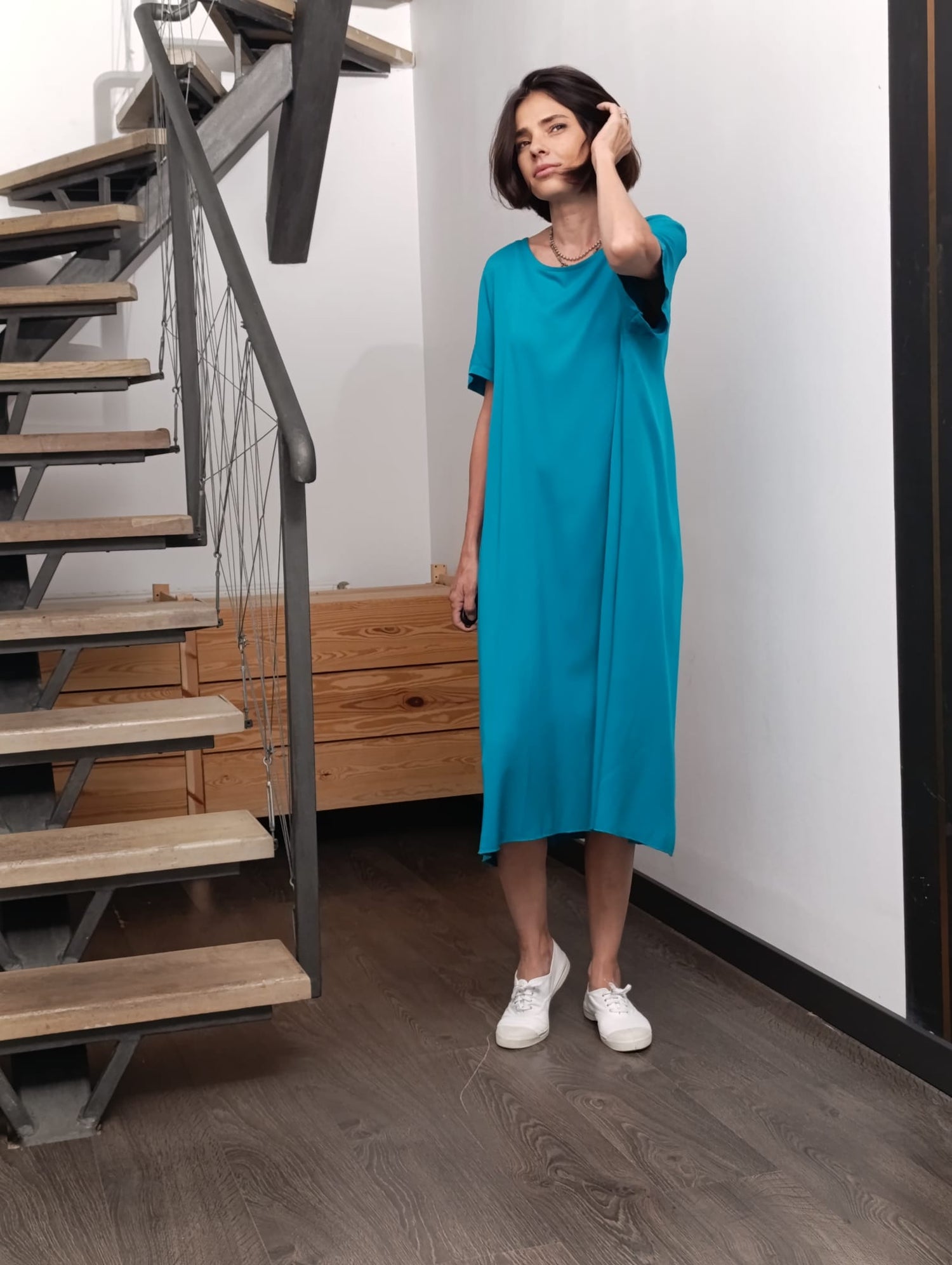 Rochie turcoaz casual, purtată cu pantofi sport albi, design lejer