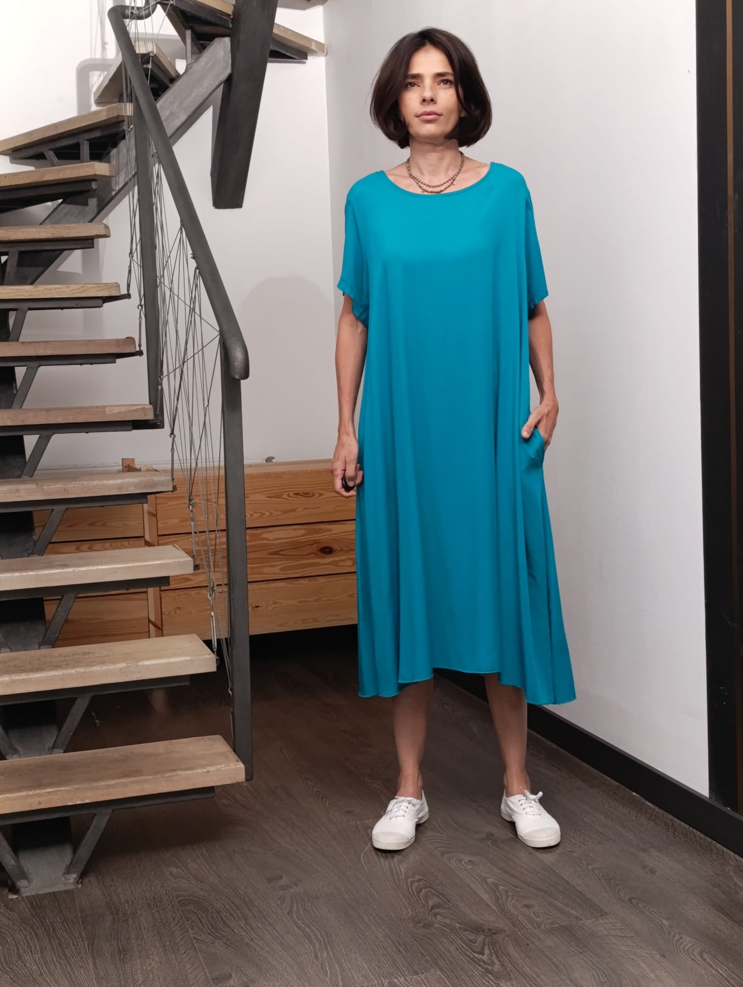 Rochie turcoaz lejeră, midi-lungă, cu decolteu rotund și croială fluidă
