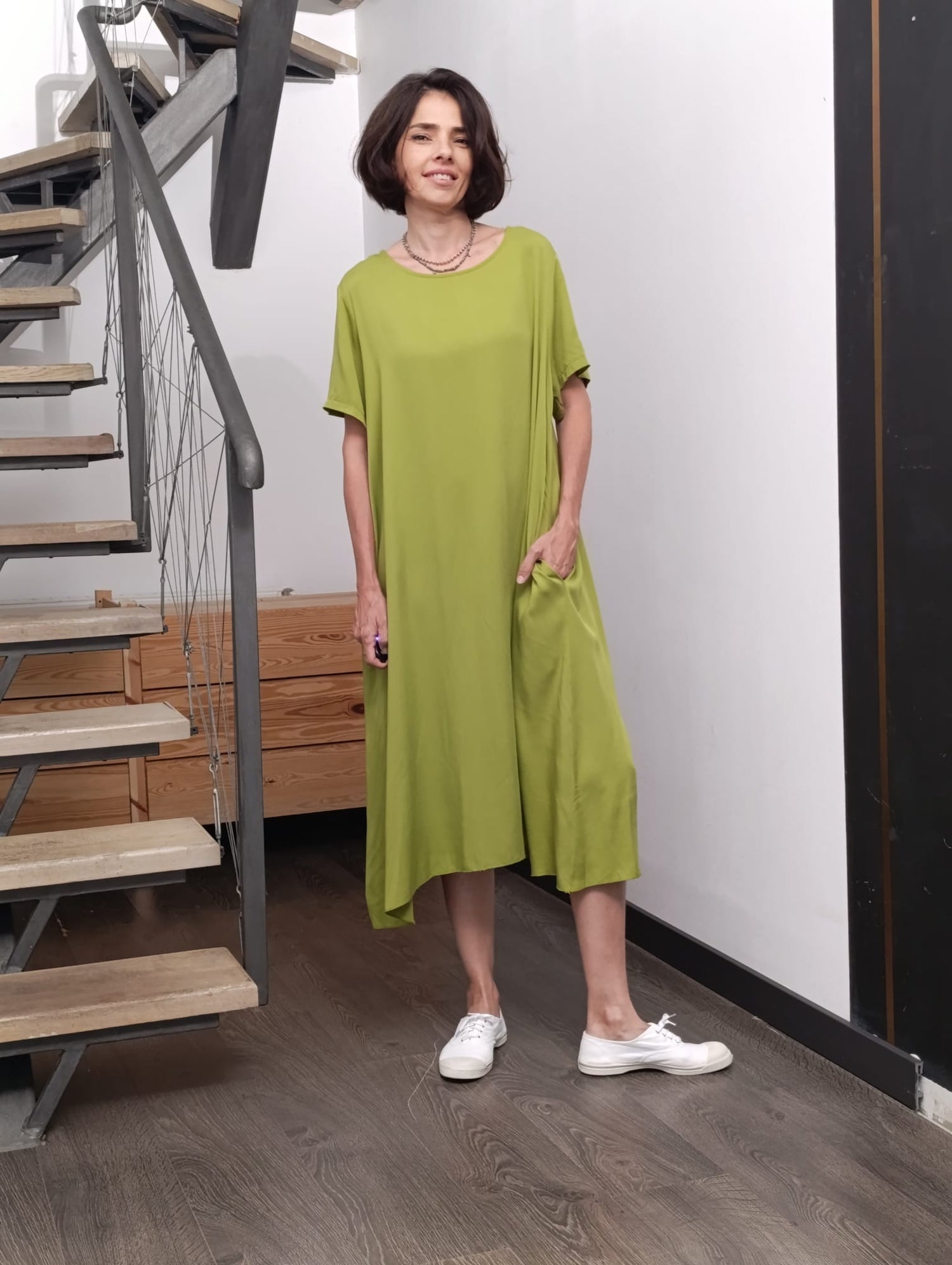 Rochie lungă verde cu mâneci scurte și croială în A, realizată din viscoză