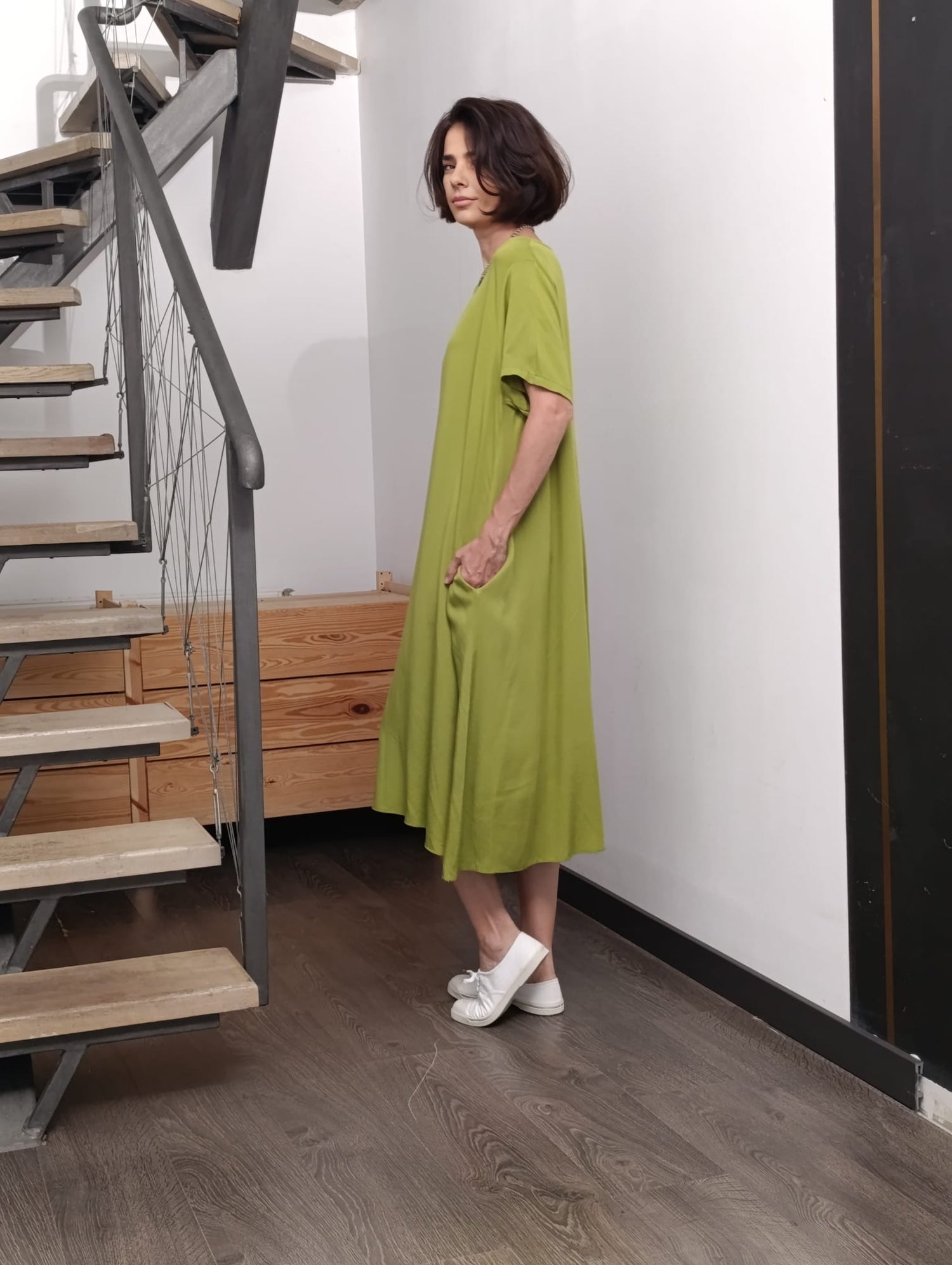 Rochie lungă din viscoză, vedere din lateral, în nuanță verde crud