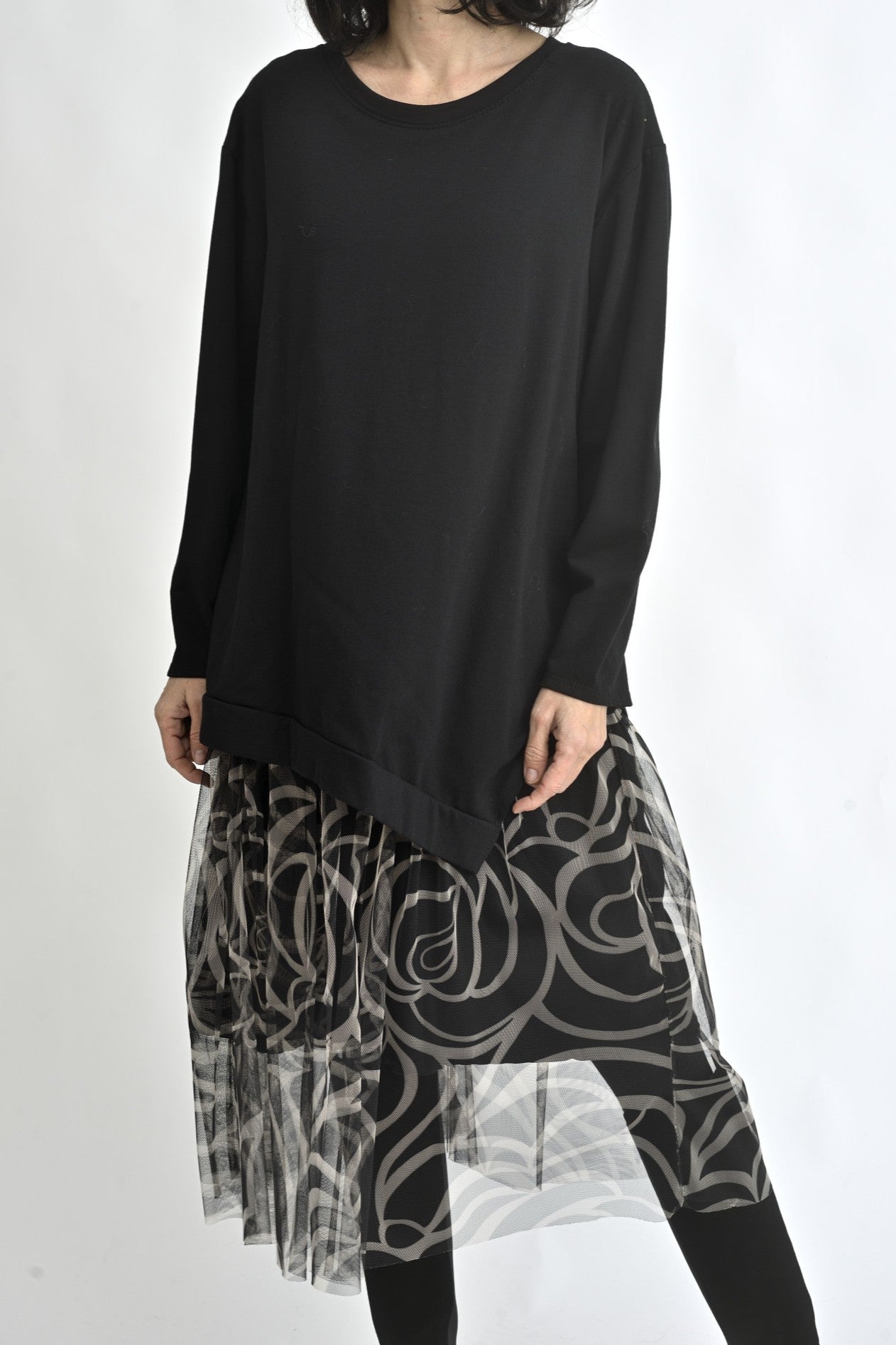 Vedere laterală a rochiei Lux Luna cu tul zebra, mâneci lungi și croială fluidă.