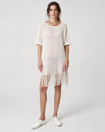 Rochie din macramé cu franjuri, aspect boho, vedere din față
