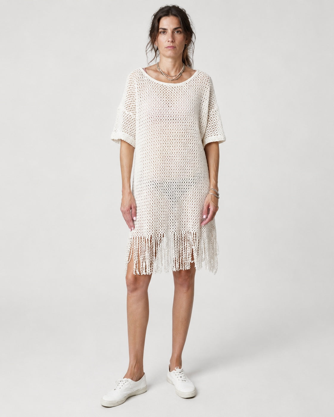 Rochie din macramé cu franjuri, aspect boho, vedere din față