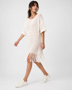 Rochie din macramé cu franjuri, aspect boho, vedere din profil