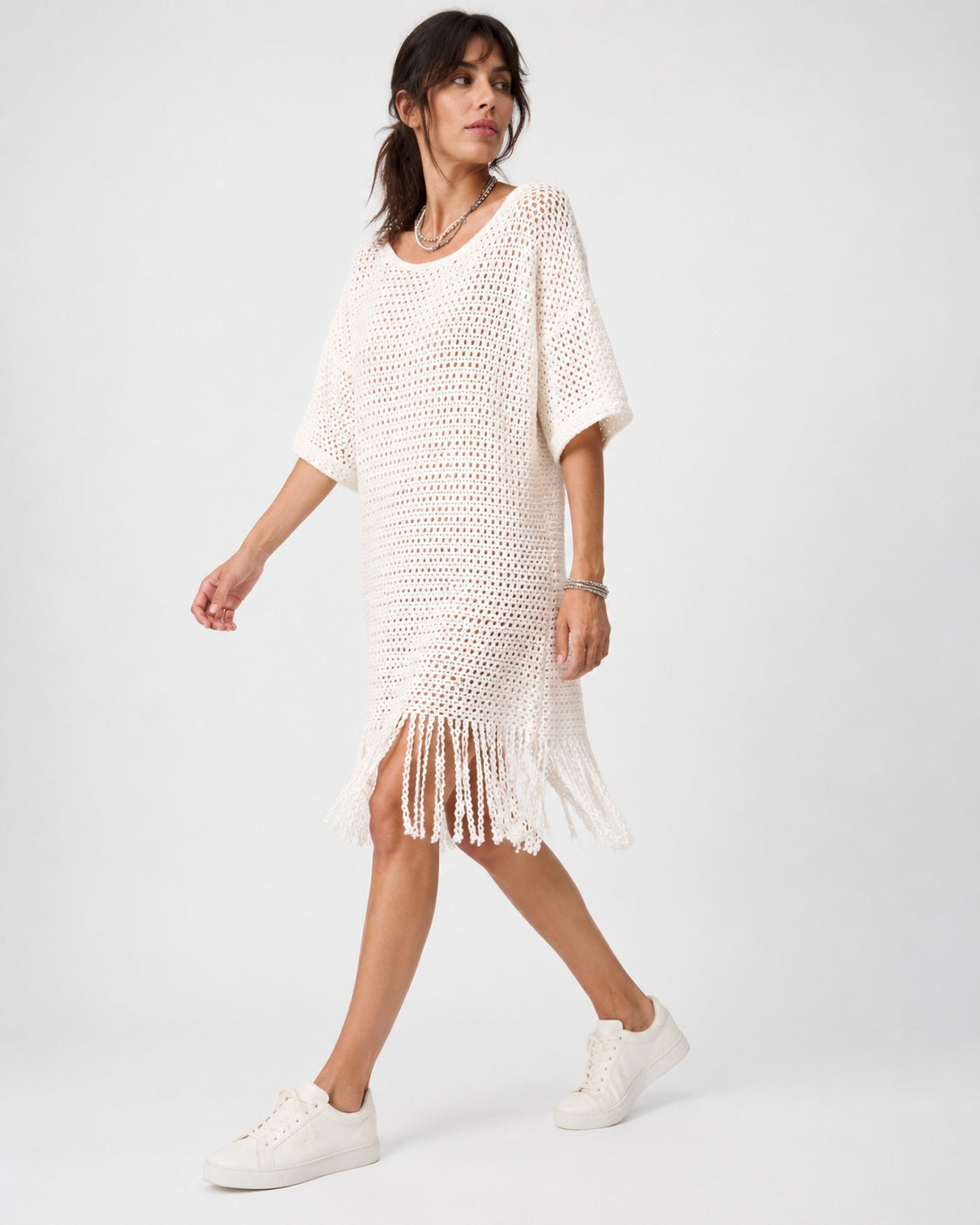Rochie din macramé cu franjuri, aspect boho, vedere din profil