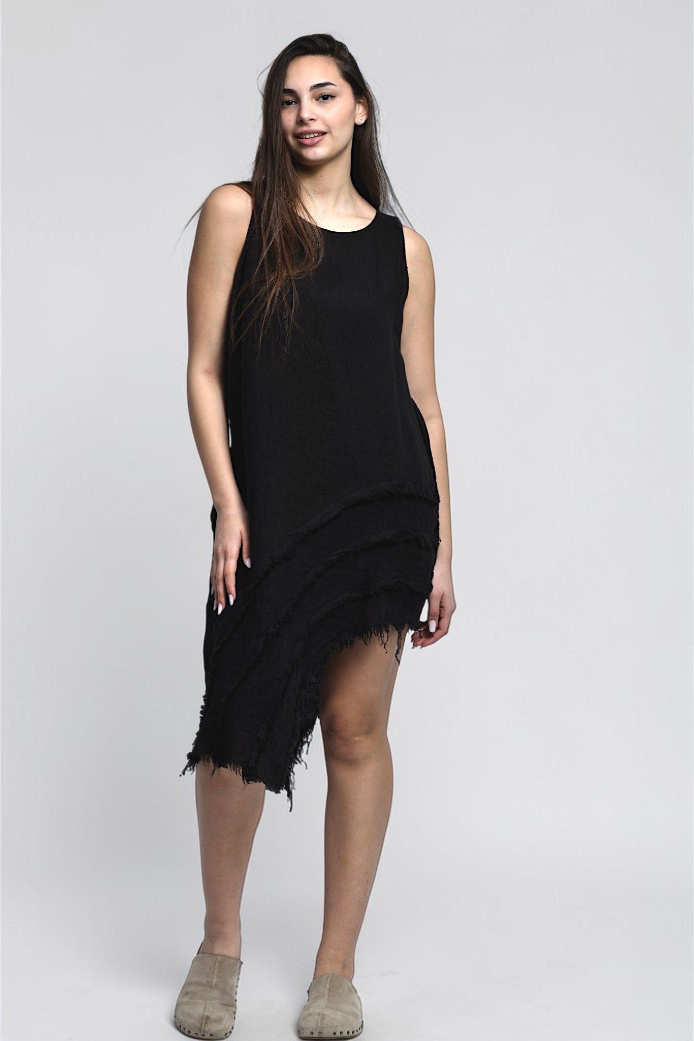 Rochie maieu din in negru, lungime asimetrică și cădere fluidă, stil minimalist ușor de purtat în ținute de zi.