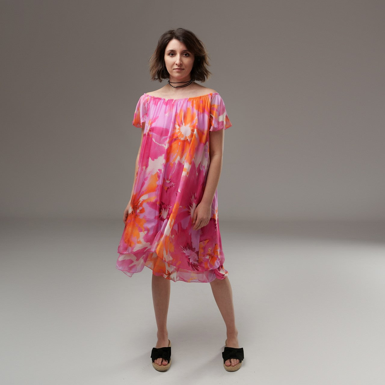 Rochie feminină din mătase cu imprimeu floral roz și portocaliu, cu croială amplă și volan delicat