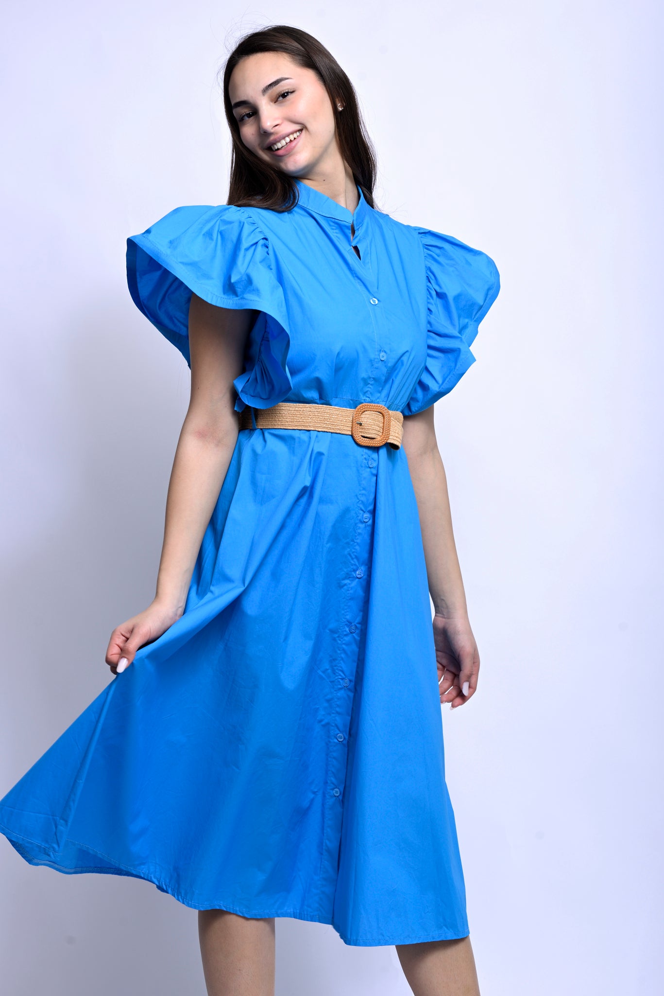 Detaliu talie marcată cu cordon la rochia midi albastră, accentuând silueta într-un mod relaxat.