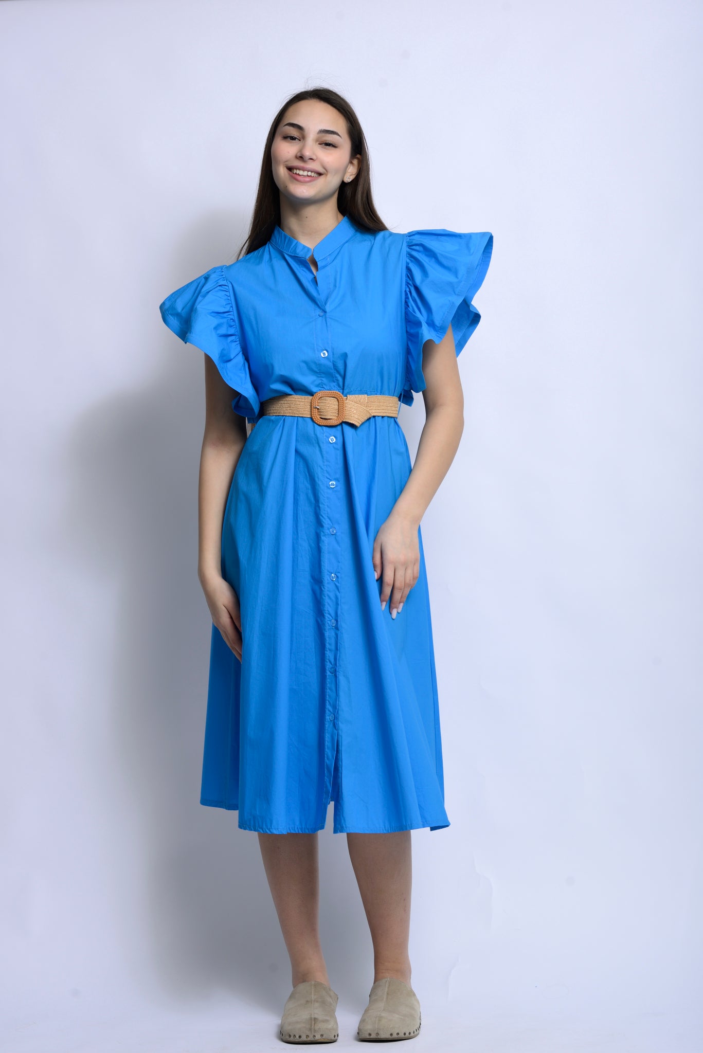 Rochie midi albastră cu mâneci ample cu volane, croială lejeră și talie marcată, purtată frontal.