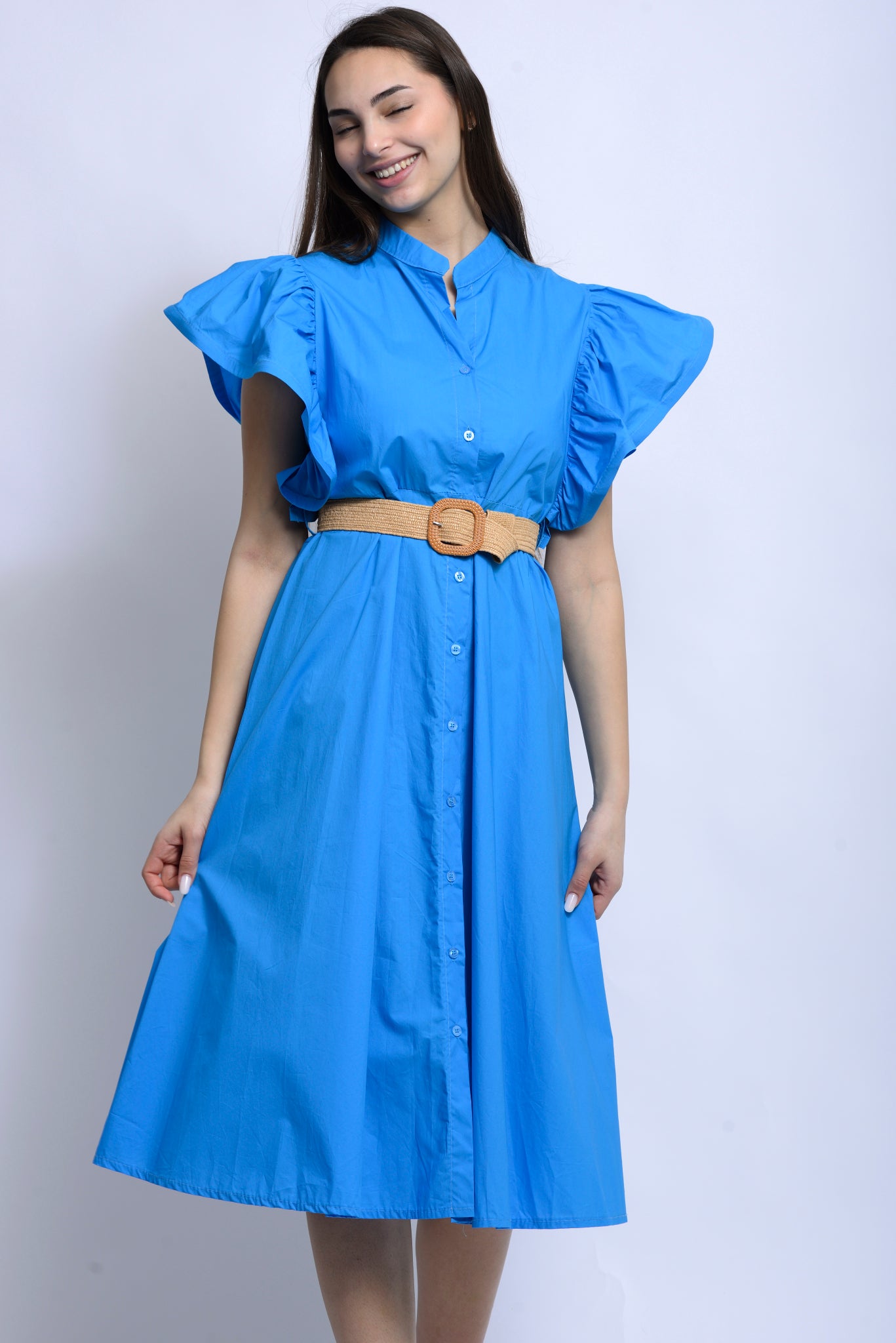 Rochie albastră surprinsă în mișcare, evidențiind textura ușoară și volumul natural al fustei midi.