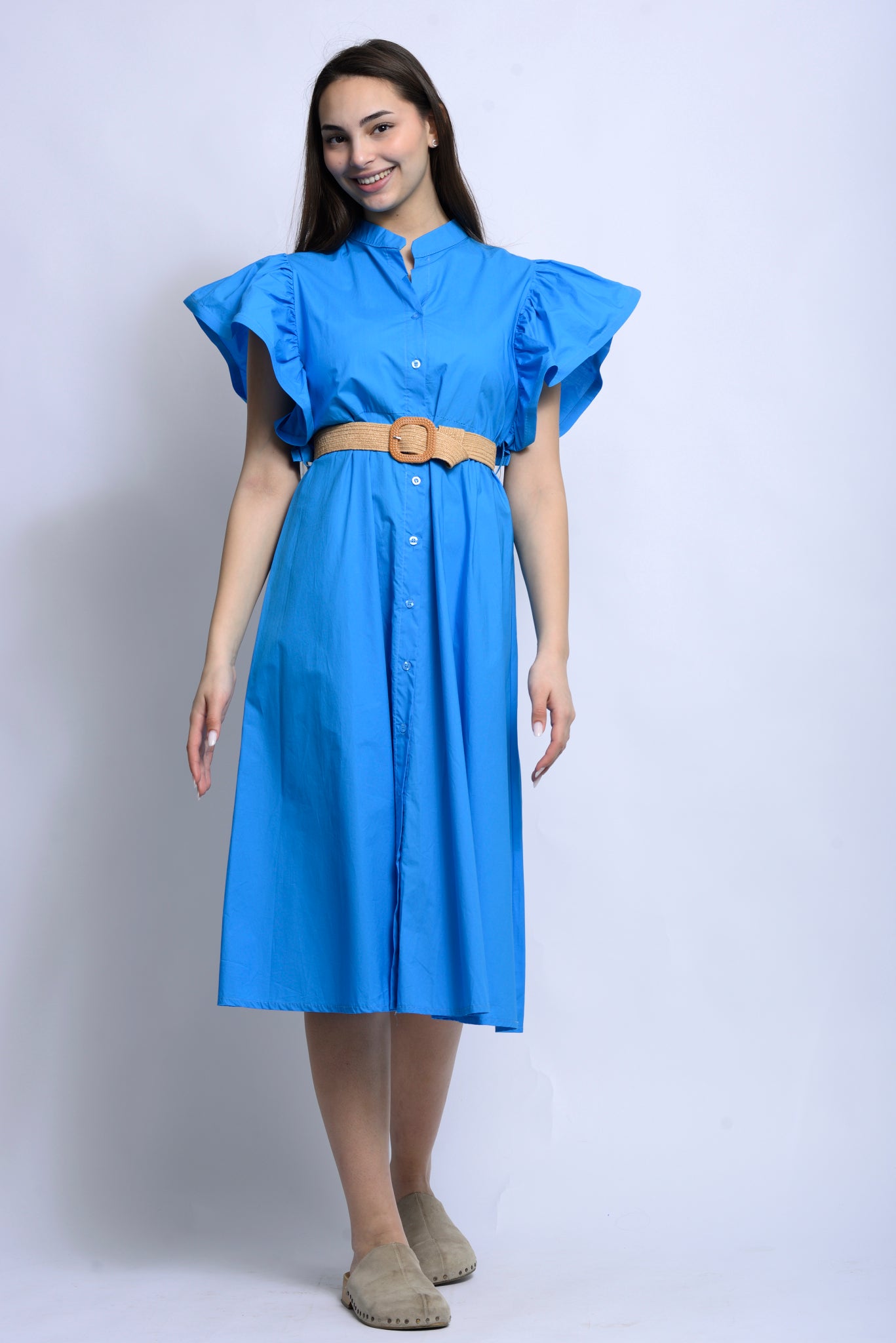 Vedere integrală a rochiei midi albastre, cu falduri fluide și linie lejeră, potrivită pentru ținute de zi.