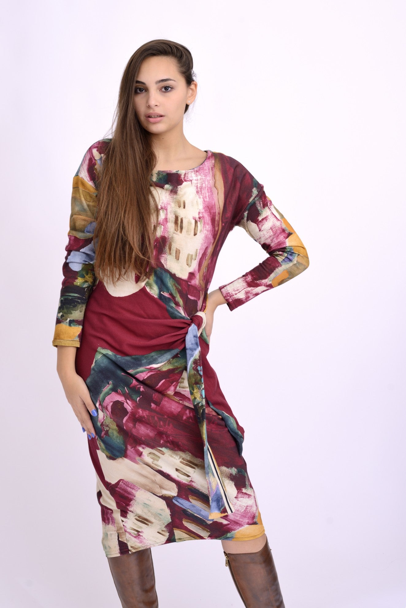 Rochie midi din bumbac cu imprimeu artistic în tonuri pământii, cu mâneci lungi și guler rotund.