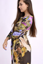Rochie midi din bumbac cu imprimeu artistic în tonuri pământii, cu mâneci lungi și guler rotund.