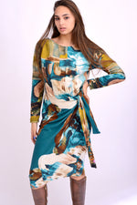 Rochie turcoaz midi cu imprimeu artistic abstract, croială lejeră și detalii fluide.