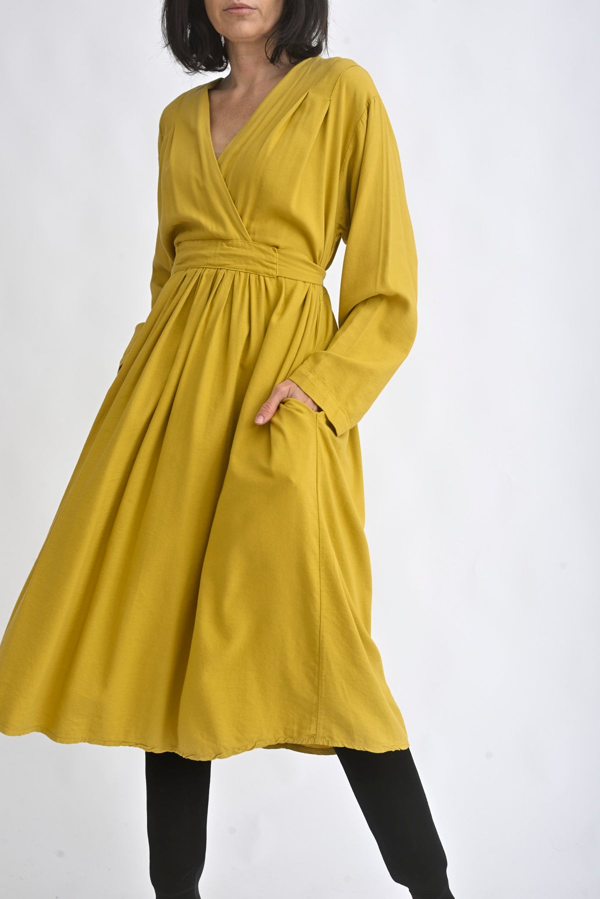 Rochie midi galben muștar cu decolteu petrecut și mâneci lungi, fotografiată pe umeraș, pe fundal alb.