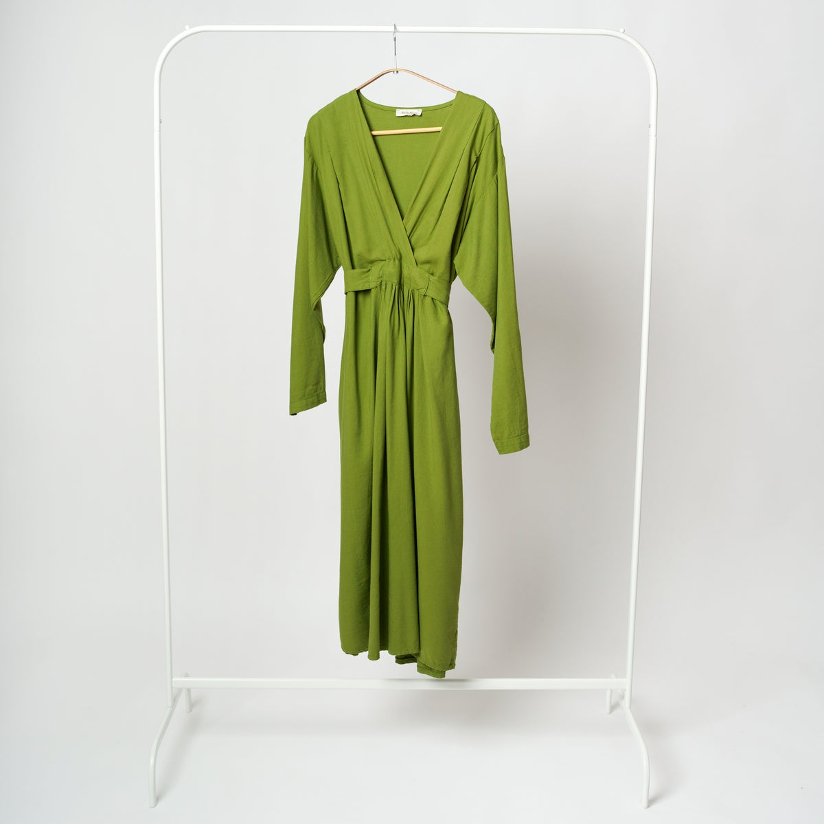 Rochie midi verde cu decolteu petrecut și mâneci lungi, fotografiată pe umeraș, pe fundal alb.