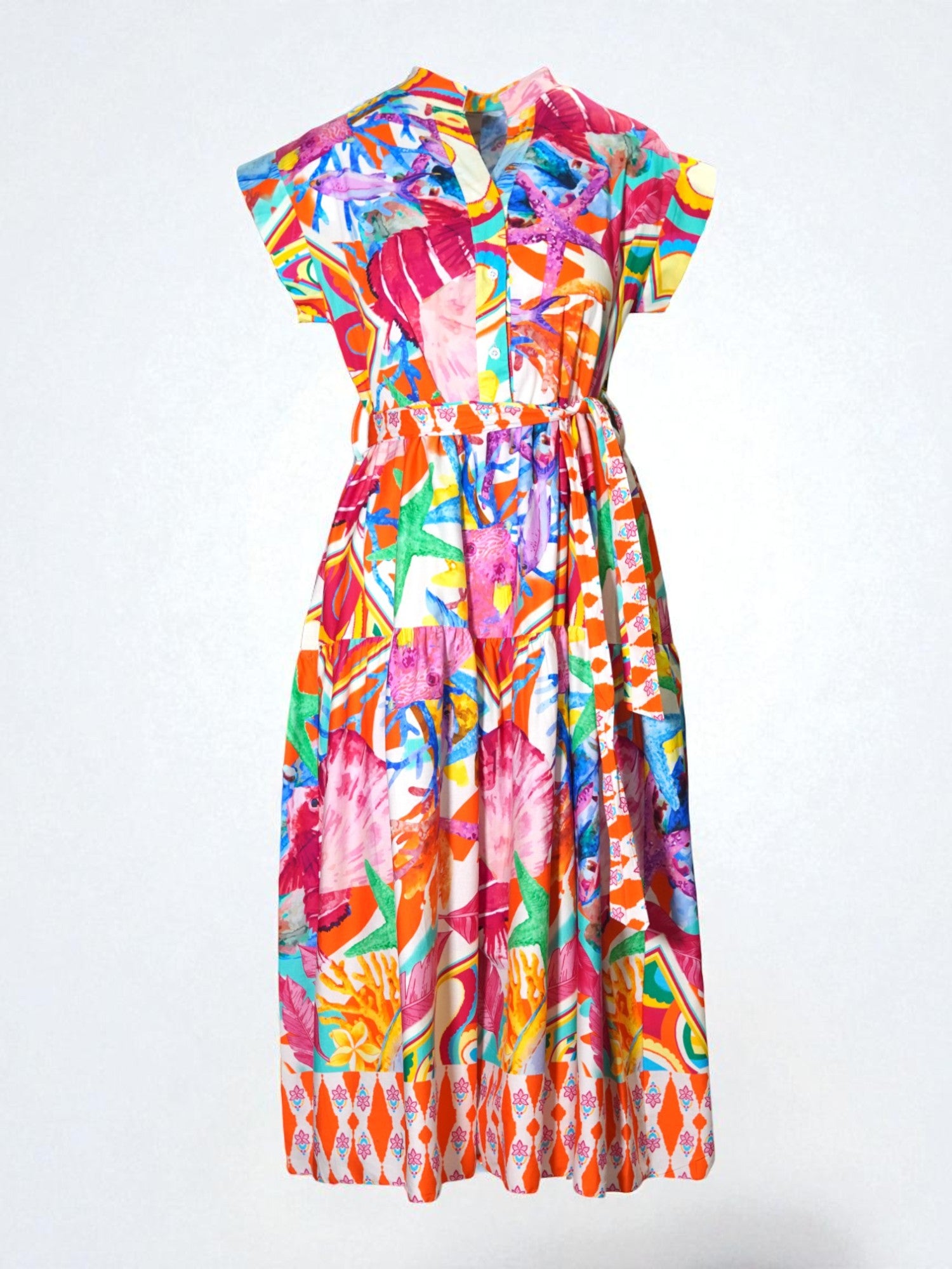 Rochie midi cu mâneci scurte și croială cloș, având un imprimeu tropical multicolor și talie marcată cu cordon.
