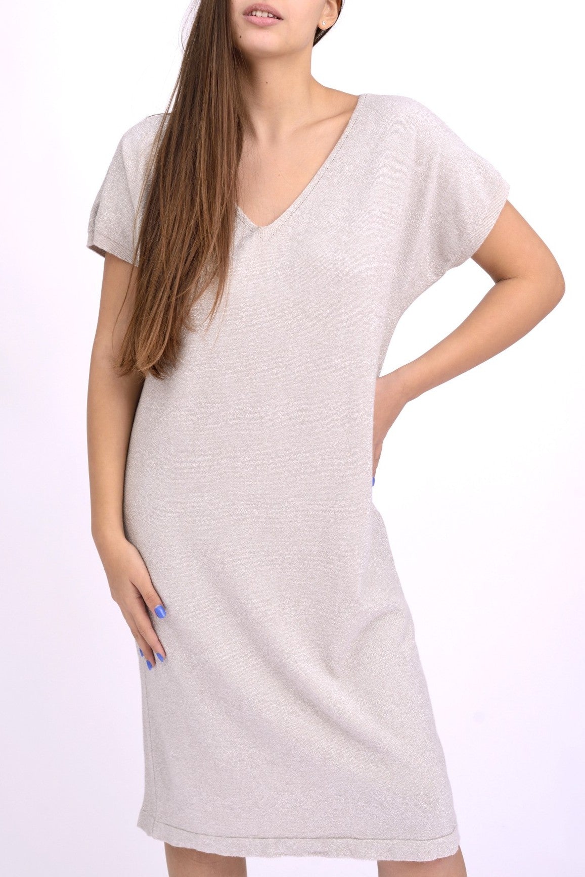 Rochie midi dreaptă din material cu fir strălucitor, cu umeri căzuți și croială lejeră.