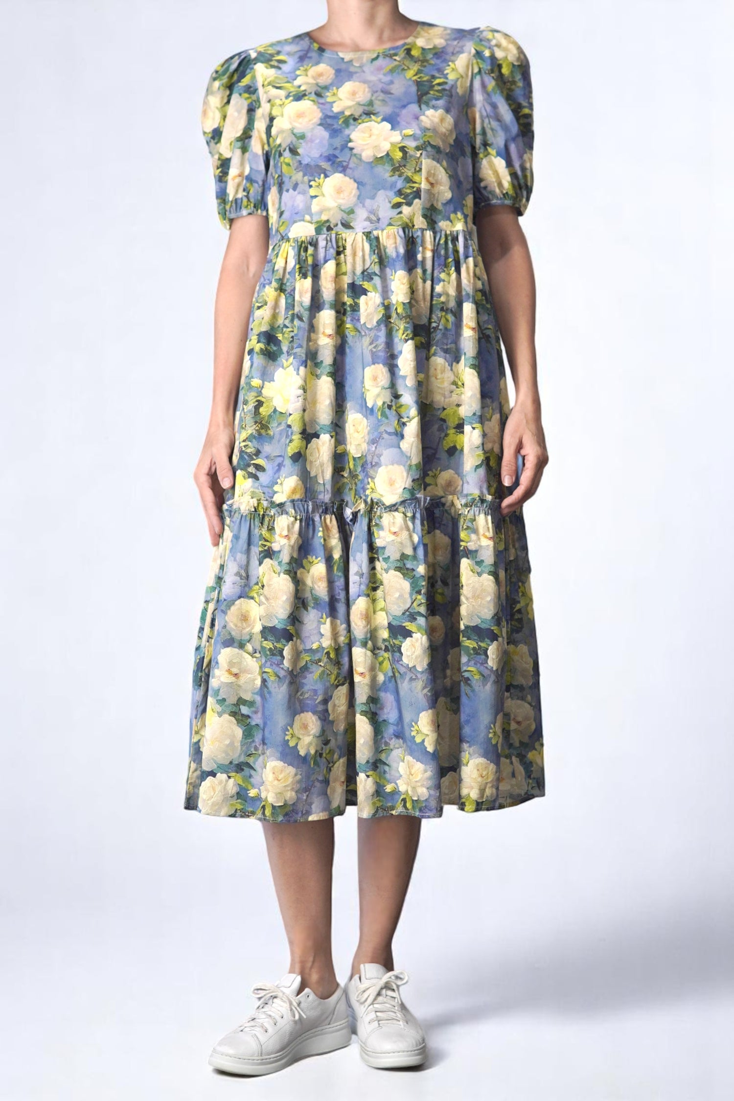 Rochie midi albastră cu imprimeu floral galben, croială lejeră și mâneci bufante.